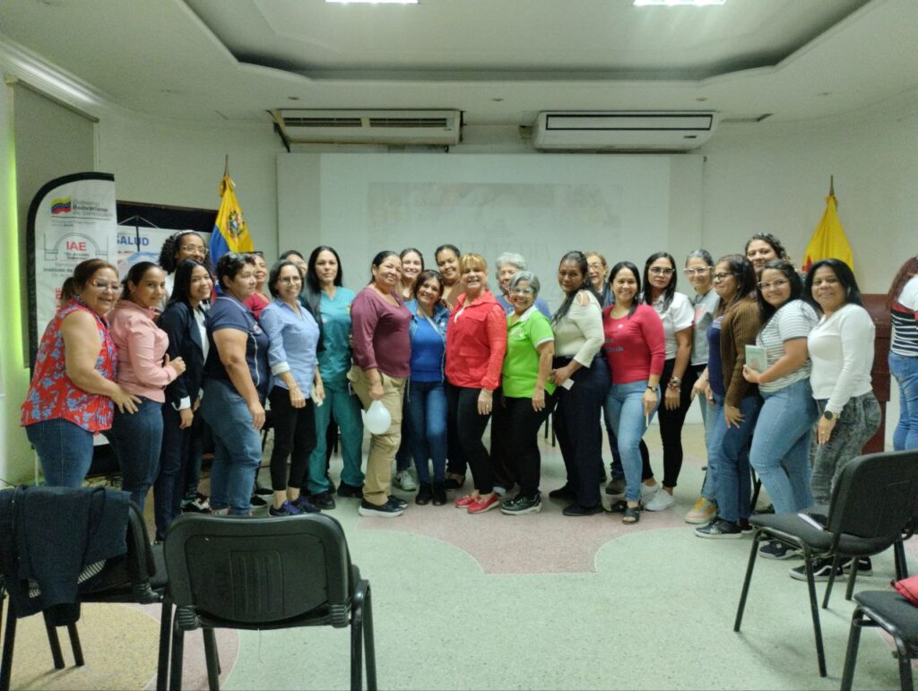 Secretarias del IAE Dr. Arnoldo Gabaldon reciben un homenaje por su valiosa labor