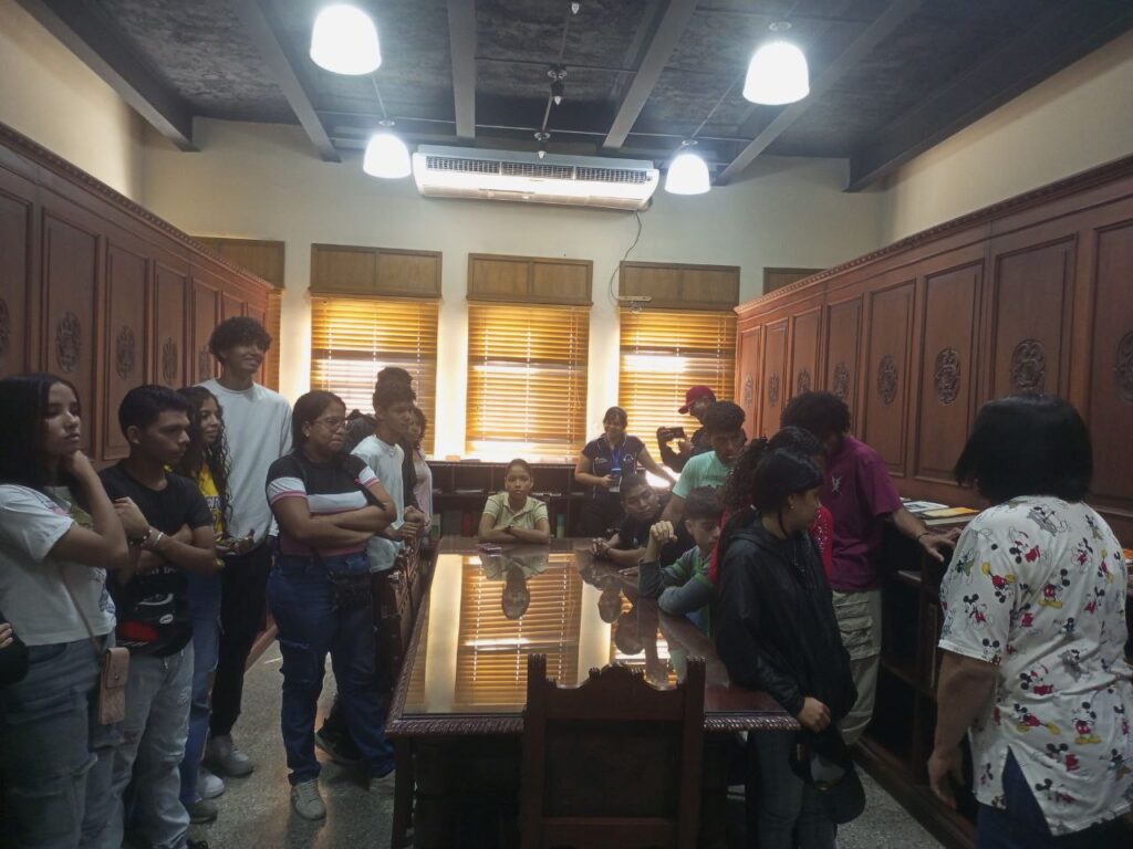 photo_5028436101596646181_y