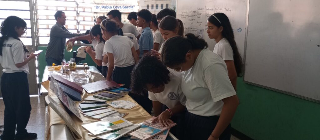 SAIAE educa con salud, ciencia e historia a los jóvenes de la U.E. Valentín Espinal