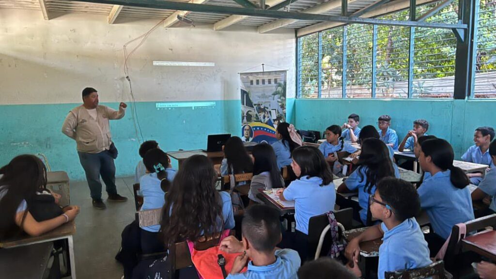 SAIAE Dr. Arnoldo Gabaldon impulsa formación científica en la U.E. Creación Venezuela